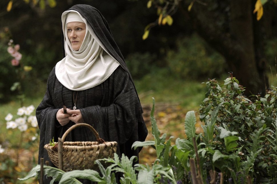Die Nonne Hildegard (Barbara Sukowa) hat einen ganz eigenen Blick auf die Welt und die Natur. – Bild: ZDF und ARD Degeto / Clasart Film / Concorde / Bernd Spauke