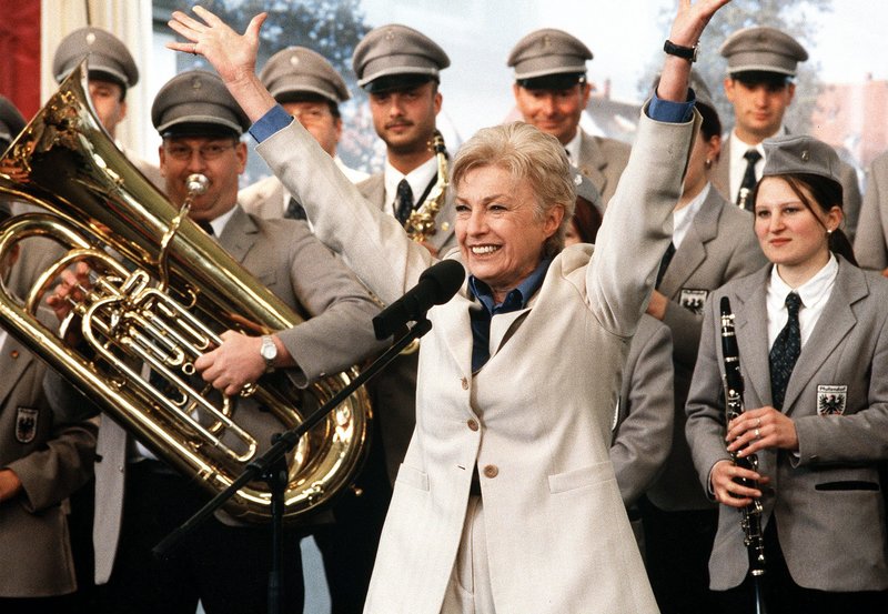 Mit der Organisation eines internationalen Festivals der Volksmusik gelingt der umstrittenen Bürgermeisterin Dorothee Auer (Nicole Heesters, Mitte) endlich der Durchbruch. – Bild: ARD Degeto/ARD/Degeto/Peter Hollenbach Mit der Organisation eines internationalen Festivals der Volksmusik gelingt der umstrittenen Bürgermeisterin Dorothee Auer (Nicole Heesters, Mitte) endlich der Durchbruch. – Bild: ARD Degeto/ARD/Degeto/Peter Hollenbach