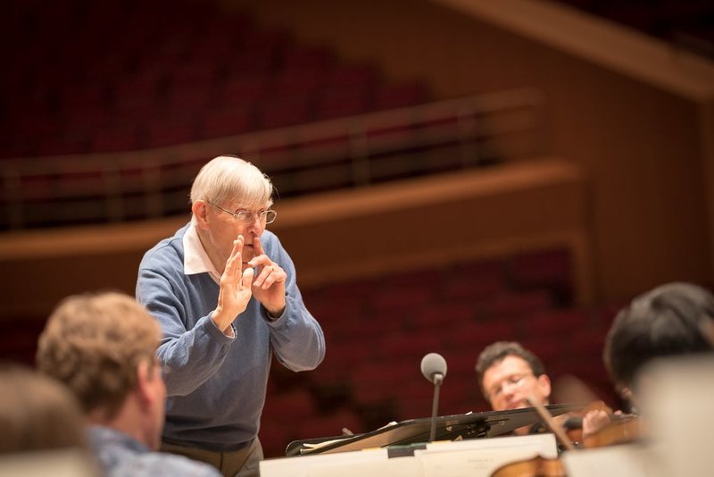 Der Schwede Herbert Blomstedt ist einer der wichtigsten Dirigenten unserer Zeit. Bislang gibt es kein längeres Filmportrait über ihn, wir haben aber nun die seltene Chance, ihn aus nächster Nähe zu beobachten: nämlich bei den Proben mit dem Symphonieorchester des Bayerischen Rundfunks in München zu Beethovens 4. Symphonie. – Bild: BR/Peter Meisel Der Schwede Herbert Blomstedt ist einer der wichtigsten Dirigenten unserer Zeit. Bislang gibt es kein längeres Filmportrait über ihn, wir haben aber nun die seltene Chance, ihn aus nächster Nähe zu beobachten: nämlich bei den Proben mit dem Symphonieorchester des Bayerischen Rundfunks in München zu Beethovens 4. Symphonie. – Bild: BR/Peter Meisel