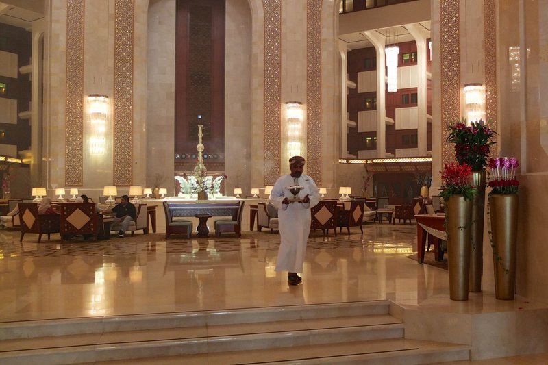Seit bald 30 Jahren zündet Mohammed im Maskater Nobelhotel „Al Bustan Palace“ den Weihrauch an. Dann geht er gemessenen Schrittes durch die riesige Hotelhalle. Das vertreibt schlechte Gerüche und schützt vor Unglück, so glaubt man nicht nur im Oman. – Bild: ZDF und SWR/​Volker Schwenck