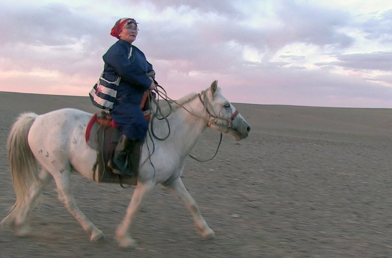 Die Landärztin Dr. Erdenechuluun legt bis zu 100 Kilometer an einem einzigen Tag zurück – zu Pferd, Kamel oder mit dem Auto – , um den in der Wüste Gobi in der Mongolei lebenden Nomadenfamilien medizinische Hilfe zu bringen. – Bild: ARD alpha