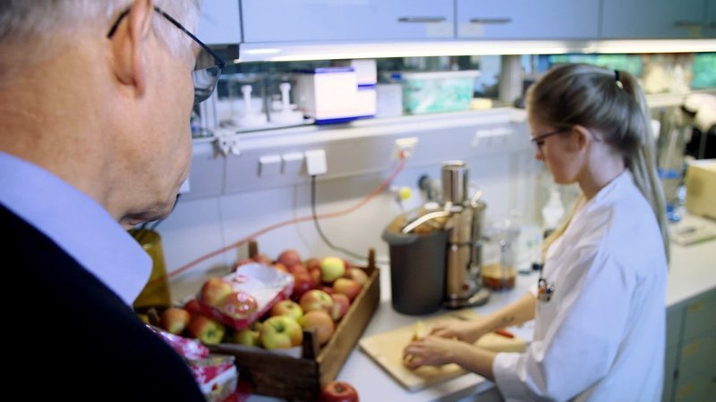 Im Labor lässt „ZDFzoom“ unterschiedliche Apfelsorten auf gesunde Inhaltsstoffe testen. – Bild: ZDF und Jarek Presnück