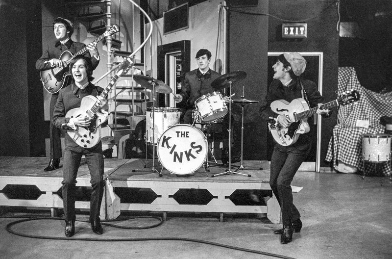 Die Band „The Kinks“ zeichnen sich durch ihre musikalische Diversität aus. Sie gelten als Wegbereiter mehrerer Musikgenres, die auf der ganzen Welt Zuspruch finden. – Bild: ARTE France /​ © Pictorial Press Ltd/​Alamy Stock Photo