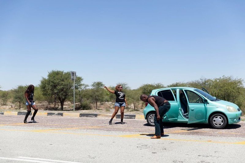 Headbangen in der Kalahari. – Bild: BR 