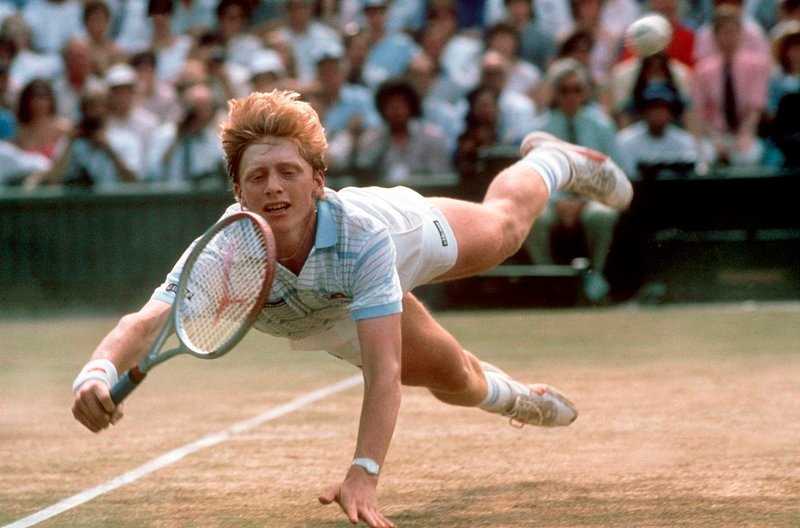 Der 17-jährige Boris Becker hechtet während des Turniers in Wimbledon im Juli 1985 hinter einem Ball her (Archivfoto vom Juli 1985). Als jüngster Spieler und erster Deutscher überhaupt gewann der ungesetzte Boris Becker am 7. Juli 1985 spektakulär in vier Sätzen das Wimbledon-Finale. – Bild: WDR/​dpa/​Rüdiger Schrader