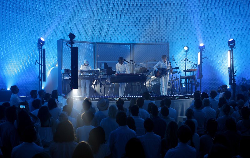 Zu ihrem 20-jährigen Bestehen gaben die Musiker von Air ein außergewöhnliches Konzert an einem außergewöhnlichen Ort: Eine Stunde lang spielten sie, ganz in weiß gekleidet, im futuristischen Saal der Coupole Niemeyer in Paris. – Bild: ARTE F /​ © Loll Willems