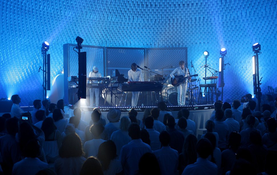 Zu ihrem 20-jährigen Bestehen gaben die Musiker von Air ein außergewöhnliches Konzert an einem außergewöhnlichen Ort: Eine Stunde lang spielten sie, ganz in weiß gekleidet, im futuristischen Saal der Coupole Niemeyer in Paris. – Bild: ARTE F / © Loll Willems