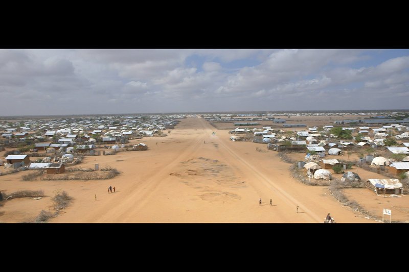 In Dadaab, Kenia, liegt seit 25 Jahren mitten in der Wüste das weltweit größte Flüchtlingslager, das von humanitären Hilfskräften als „das Monster“ bezeichnet wird. – Bild: ARTE France /​ © Quark Productions