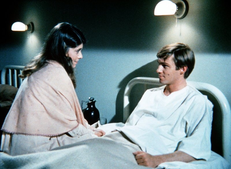 Im Krankenhaus erhält John-Boy (Richard Thomas, r.) Besuch von seiner früheren Freundin Jenny (Sian Barbara Allen, l.) … – Bild: WARNER BROS. INTERNATIONAL TELEVISION Lizenzbild frei