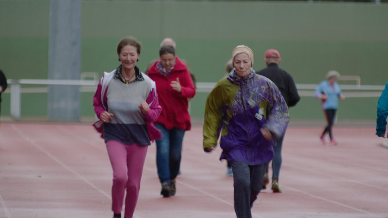 Senioren laufen für die Forschung: Kann Sport ihre kognitive Fähigkeiten verbessern? – Bild: ZDF und Adnane Korchyou