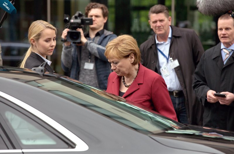 Imogen Kogge (Mitte) als Angela Merkel. – Bild: rbb/carte blanche/Volker Roloff Imogen Kogge (Mitte) als Angela Merkel. – Bild: rbb/carte blanche/Volker Roloff