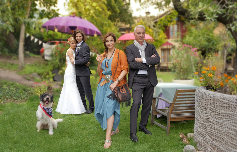 Jade (Lea Ruckpaul, l.) und Oliver (Tilman Pörzgen, 2.v.l.) lieben sich und wollen in ein paar Tagen heiraten. Wären da nicht Olivers Mutter Claudia (Rebecca Immanuel, 2.v.r.) und Jades Vater "Herb" (Christoph M. Ohrt, r.) würde alles problemlos über die Bühne gehen ... – Bild: SAT.1 Eigenproduktionsbild frei Jade (Lea Ruckpaul, l.) und Oliver (Tilman Pörzgen, 2.v.l.) lieben sich und wollen in ein paar Tagen heiraten. Wären da nicht Olivers Mutter Claudia (Rebecca Immanuel, 2.v.r.) und Jades Vater "Herb" (Christoph M. Ohrt, r.) würde alles problemlos über die Bühne gehen ... – Bild: SAT.1 Eigenproduktionsbild frei