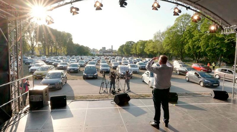 „Kleinkunst im Auto“, damit meint man aktuell in Eschweiler in der Städteregion Aachen nicht etwa die kunstvoll umhäkelte Rolle Klopapier auf der so genannten Hutablage, sondern eine neue Veranstaltungsreihe: Wie in einem Autokino können kleinkunstbegeisterte Zuschauerinnen und Zuschauer verfolgen, was Künstler und Künstlerinnen auf dem Drieschplatz live auf einer Bühne zum Besten geben. Den Auftakt zu „Kleinkunst im Auto“ machte Jürgen Beckers genannt Hausmann. – Bild: WDR