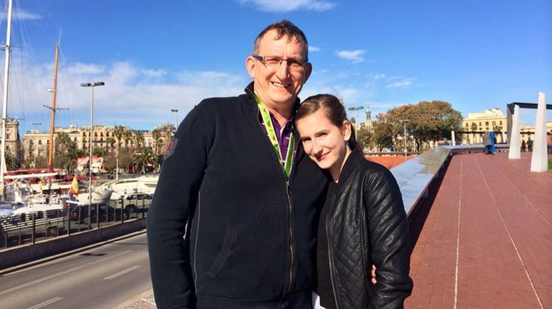Vater Maik Messing mit Leonora in Barcelona 2014. – Bild: NDR/Privat Vater Maik Messing mit Leonora in Barcelona 2014. – Bild: NDR/Privat