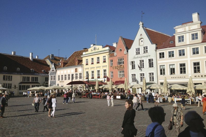 Blick auf den Rathausplatz in Tallinn. – Bild: BR/​HR/​Julia Finkernagel