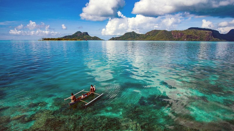 Glasklares Wasser, verwunschene Inseln und Traumstrände – Malaysia ist ein beliebtes Reiseziel. Vor der Nordküste Borneos wird noch mit traditionellen Auslegerbooten gefischt. – Bild: phoenix/​ZDF/​Nuvista Sdn Bhd