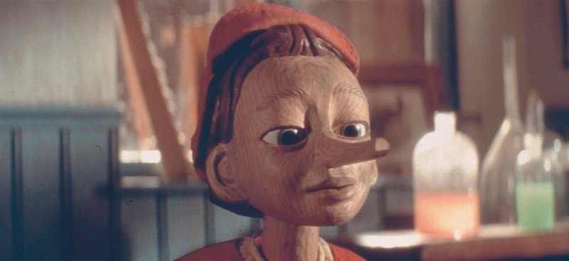 Geppetto schnitzt eine hölzerne Marionette. Dann geschieht Unglaubliches: Die Puppe namens Pinocchio wird lebendig! – Bild: Tele 5