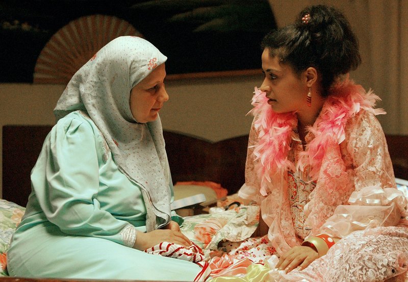 Nasrine (Yasmine Al Masri, rechts) muss ihrer Mutter ein Geheimnis beichten. – Bild: ARD Degeto
