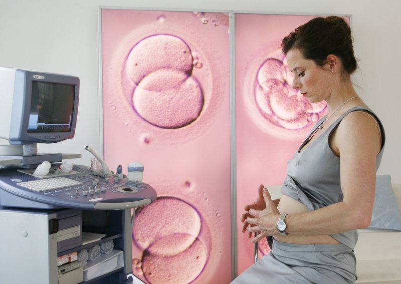 Hanna (Inka Friedrich) bei ihrem Frauenarzt, wo sie sich die ersehnte Schwangerschaft vorzustellen versucht. – Bild: BR/​Erika Hauri