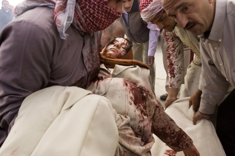Als eine Gruppe von Soldaten eine Familie tötet, eskaliert die Situation. (Arabische Darsteller nicht bekannt.) – Bild: ZDF und Jonathon Cliff /​ Studio Canal