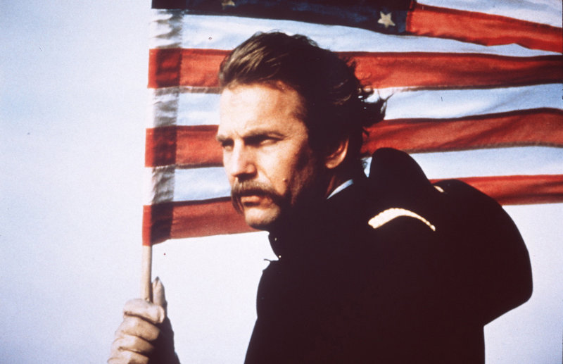 Der amerikanische Bürgerkrieg verändert das Leben von John (Kevin Costner) vollständig. Aufgrund einer schweren Verletzung wird er auf einen brisanten Außenposten versetzt... – Bild: Nitro Der amerikanische Bürgerkrieg verändert das Leben von John (Kevin Costner) vollständig. Aufgrund einer schweren Verletzung wird er auf einen brisanten Außenposten versetzt... – Bild: Nitro