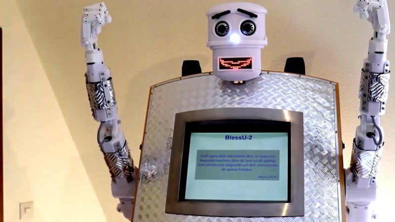 Ein deutscher Priesterroboter spricht seinen Segen aus. – Bild: ZDF und Martin Mischi/Vincent Lepreux. Ein deutscher Priesterroboter spricht seinen Segen aus. – Bild: ZDF und Martin Mischi/Vincent Lepreux.
