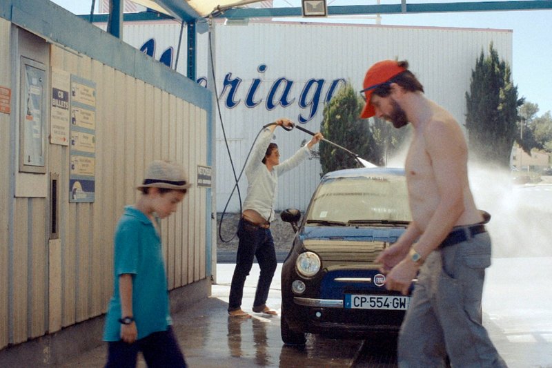 Philippe (Jean-Benoît Ugeux, re.) und Aurélien (Vincent Minne, Mi.) sind mit Auréliens Sohn Balthazar (Balthazar Monfé) unterwegs. – Bild: ZDF / © Kidam Philippe (Jean-Benoît Ugeux, re.) und Aurélien (Vincent Minne, Mi.) sind mit Auréliens Sohn Balthazar (Balthazar Monfé) unterwegs. – Bild: ZDF / © Kidam
