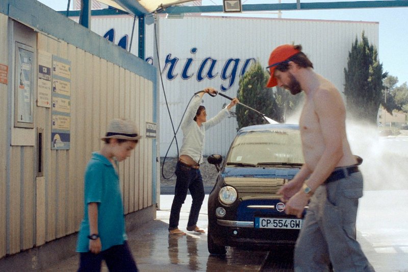 Philippe (Jean-Benoît Ugeux, re.) und Aurélien (Vincent Minne, Mi.) sind mit Auréliens Sohn Balthazar (Balthazar Monfé) unterwegs. – Bild: ZDF /​ © Kidam