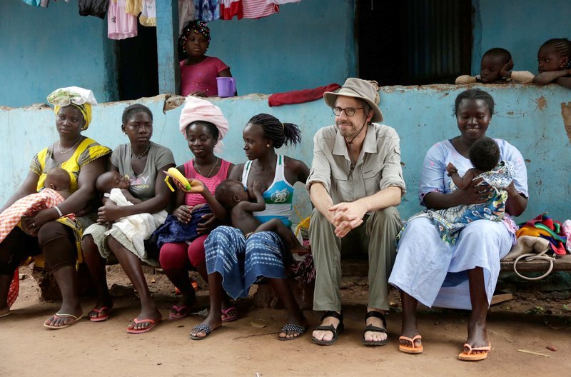 In Guinea-Bissau geht David Sieveking hartnäckig, aber auch gewissenhaft und sensibel der Frage nach, welche die beste Lösung für seine wachsende Familie ist. – Bild: arte