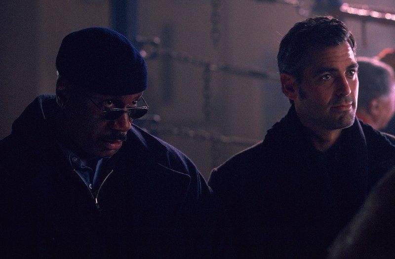 Stellen fest, dass sie nicht umhinkommen, ihren geplanten Raub mit der Konkurrenz durchzuziehen: Jack Foley (George Clooney, r.) und Buddy Bragg (Ving Rhames, l)… – Bild: 1998 Universal City Studios Productions, Inc. All Rights Reserved. Lizenzbild frei