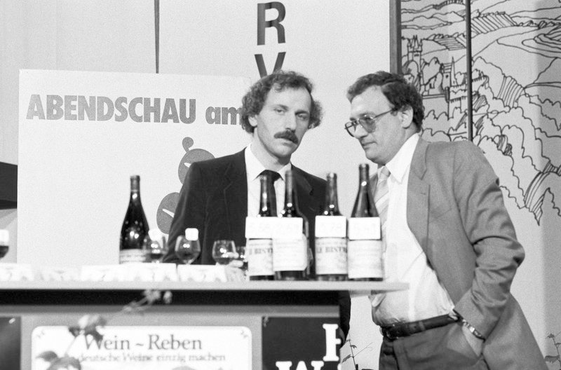 Moderator Wieland Backes (li.) im Gespräch in „Abendschau vom Killesberg“. – Bild: SWR/​Hugo Jehle