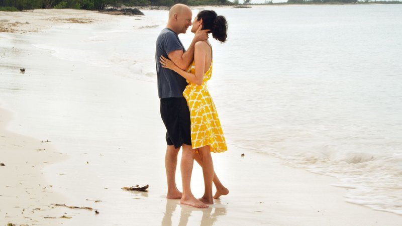 Emma und Bruce Willis suchen auf der Privatinsel ‚Parrot Cay‘ Ruhe und Abgeschiedenheit. – Bild: VOX