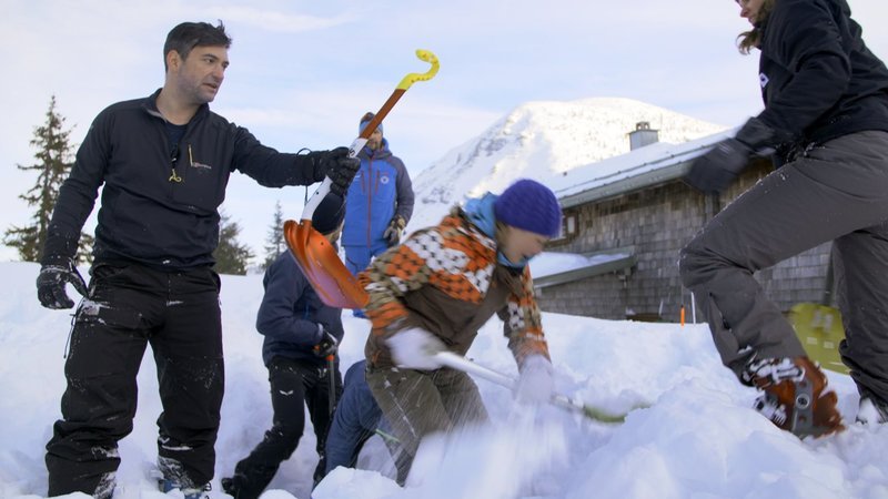 „Lawinen im Zeichen des Klimawandels“, Ob beim Schifahren oder beim Schneeschuhwandern – etwa 100 Menschen lassen jedes Jahr in den Alpen bei Lawinenunglücken ihr Leben. Die Schneemassen zu stoppen ist unmöglich, die Vorhersage von Lawinen nach wie vor sehr schwierig. Im weltgrößten Lawinenforschungszentrum, der Eidgenössischen Forschungsanstalt für Wald, Schnee und Landschaft (WSL) in Davos in der Schweiz, erforschen Wissenschaftler die Ursachen von Lawinen und den Einfluss des Klimawandels auf ihre Entstehung. „Quantensprung – die Doku“ begleitet ein Jahr lang Forscherinnen und Forscher aus Österreich, der Schweiz, Frankreich und Deutschland, die ihr Leben der Erforschung der weißen Naturgewalt verschrieben haben. Unter Einsatz modernster Technik schätzen Schnee-Profiler jeden Tag das Lawinenrisiko ein, speziell ausgebildete Trainer bieten Kurse für Freizeitsportler im Gelände an. Und: am Forschungsgelände der WSL werden unter kontrollierten Bedingungen Lawinen ausgelöst, um in Zukunft möglichst frühzeitig gefahren einschätzen zu können. SENDUNG: ORF3 – MI – 22.01.2020 – 21:55 UHR. – Veroeffentlichung fuer Pressezwecke honorarfrei ausschliesslich im Zusammenhang mit oben genannter Sendung oder Veranstaltung des ORF bei Urhebernennung. – Bild: ORF „Lawinen im Zeichen des Klimawandels“, Ob beim Schifahren oder beim Schneeschuhwandern – etwa 100 Menschen lassen jedes Jahr in den Alpen bei Lawinenunglücken ihr Leben. Die Schneemassen zu stoppen ist unmöglich, die Vorhersage von Lawinen nach wie vor sehr schwierig. Im weltgrößten Lawinenforschungszentrum, der Eidgenössischen Forschungsanstalt für Wald, Schnee und Landschaft (WSL) in Davos in der Schweiz, erforschen Wissenschaftler die Ursachen von Lawinen und den Einfluss des Klimawandels auf ihre Entstehung. „Quantensprung – die Doku“ begleitet ein Jahr lang Forscherinnen und Forscher aus Österreich, der Schweiz, Frankreich und Deutschland, die ihr Leben der Erforschung der weißen Naturgewalt verschrieben haben. Unter Einsatz modernster Technik schätzen Schnee-Profiler jeden Tag das Lawinenrisiko ein, speziell ausgebildete Trainer bieten Kurse für Freizeitsportler im Gelände an. Und: am Forschungsgelände der WSL werden unter kontrollierten Bedingungen Lawinen ausgelöst, um in Zukunft möglichst frühzeitig gefahren einschätzen zu können. SENDUNG: ORF3 – MI – 22.01.2020 – 21:55 UHR. – Veroeffentlichung fuer Pressezwecke honorarfrei ausschliesslich im Zusammenhang mit oben genannter Sendung oder Veranstaltung des ORF bei Urhebernennung. – Bild: ORF