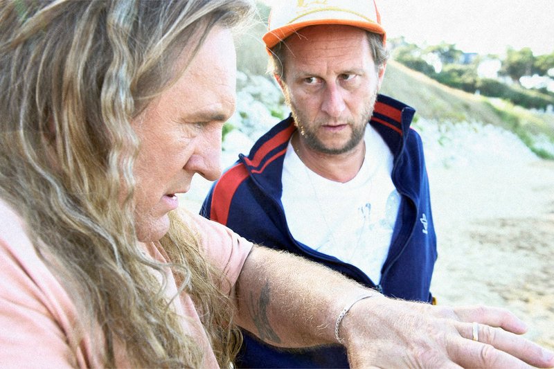 Serge (Gérard Depardieu, li.) erklärt seinem Konkurrenten (Benoît Poelvoorde, re.) die Methode, mit der er wertvolle Gegenstände am Strand aufspürt. – Bild: ARTE France /​ © Gérard Martron