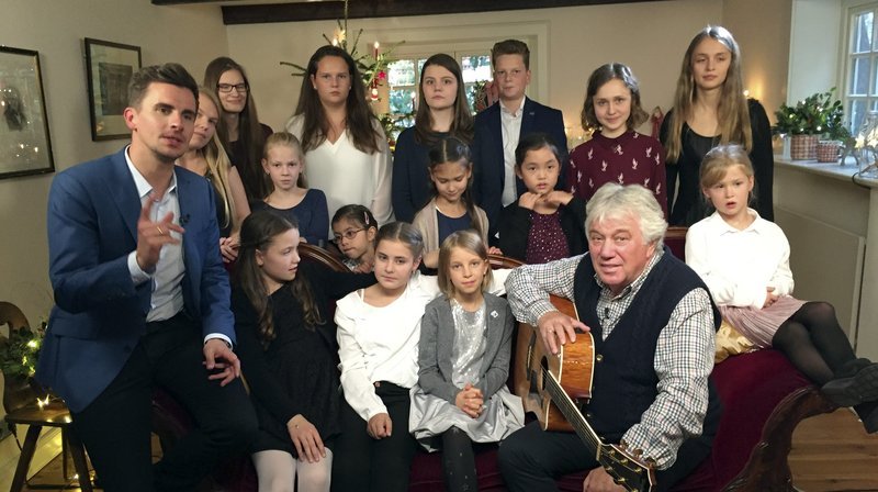 Rolf Zuckowski, Julian Sengelmann und die Kinder vom Chor „Alsterfrösche“ singen im Hamburger „Rauen Haus“. – Bild: BR/​Eikon Nord/​NDR