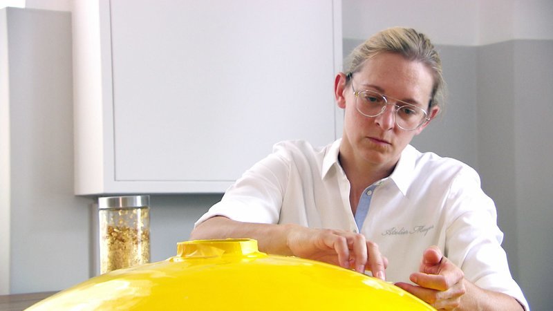 Restauratorin Nicole Mayer vergoldet gerade die Kirchturmkugel der Basilika Bildstein. – Bild: ORF Restauratorin Nicole Mayer vergoldet gerade die Kirchturmkugel der Basilika Bildstein. – Bild: ORF