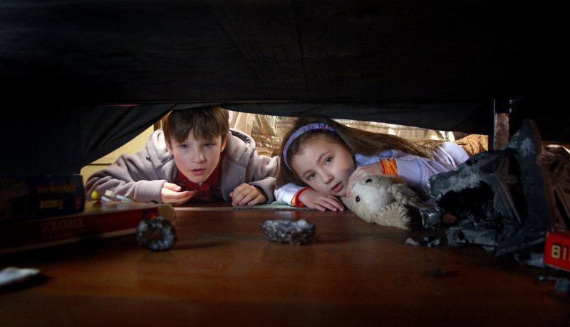 Als sie eines Tages eine geheimnisvolle Kiste finden, verändert sich das Leben der Geschwister Noah (Chris O’Neil, l.) und Emma (Rhiannon Leigh Wryn, r.) schlagartig … – Bild: Warner Brothers Lizenzbild frei