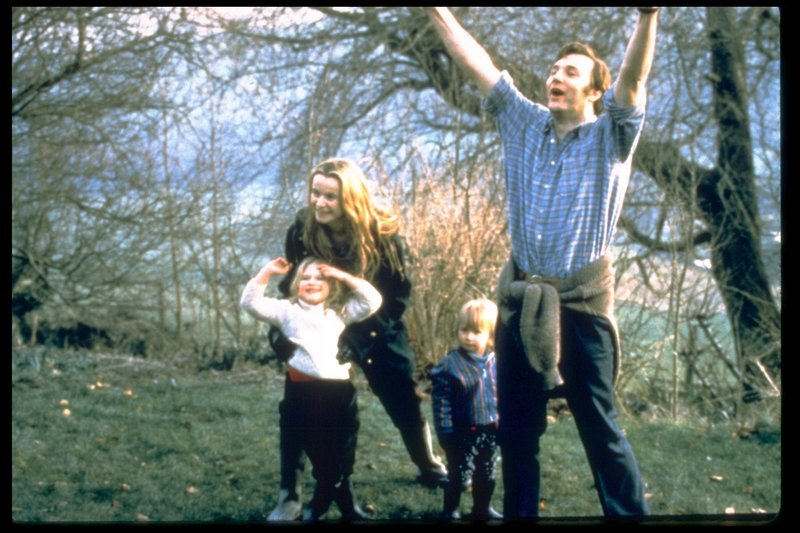 Jackie (Emily Watson) tobt ausgelassen mit ihrem Schwager Kiffer Finzi (David Morrissey) und seinen Kindern durch den Garten. – Bild: ZDF und David Appleby
