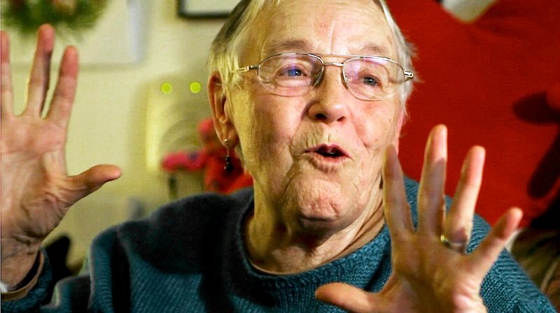 Für Esther (85) ist das Frauentheater viel mehr als nur eine Freizeitbeschäftigung. – Bild: MDR/​Alina Cyranek