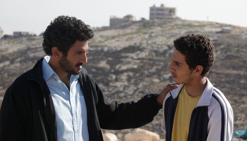 Der palästinensische Teenager Sanfur (Shadi Mar’i, r) und der israelische Agent Razi (Tsahi Halevy). – Bild: WDR/​Realfiction