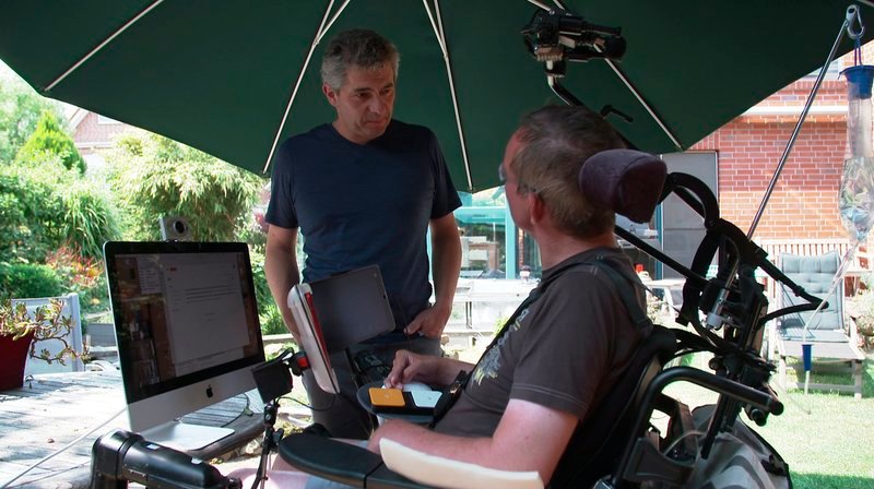 Palliativmediziner Dr. Benedikt Matenaer (l) besucht Jürgen Manthey (r) zu Hause. Für ihn ist das ergebnisoffene Gespräch mit einem Patienten – auch über Hilfe zum Suizid – Vertrauenssache. Dieses Vertrauen sieht er seit der Einführung des §217 gefährdet. – Bild: WDR Palliativmediziner Dr. Benedikt Matenaer (l) besucht Jürgen Manthey (r) zu Hause. Für ihn ist das ergebnisoffene Gespräch mit einem Patienten – auch über Hilfe zum Suizid – Vertrauenssache. Dieses Vertrauen sieht er seit der Einführung des §217 gefährdet. – Bild: WDR