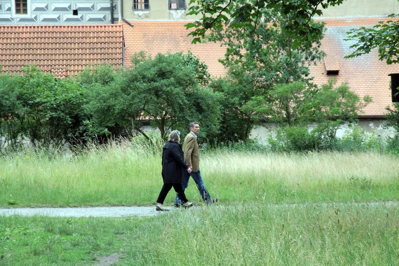 Clemens und Sophia Coudenhove am Weg ins Schloss Bischofteinitz. – Bild: ORF Clemens und Sophia Coudenhove am Weg ins Schloss Bischofteinitz. – Bild: ORF