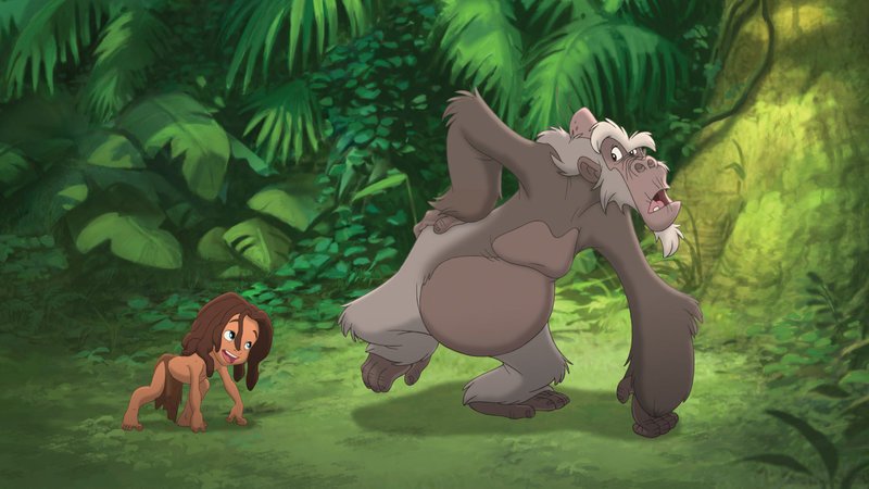 Alors qu’il grandit aux côtés de Tok et Tantor, Tarzan, petit enfant-Homme maladroit, essaie en vain de devenir un singe parfait. Un jour, sa mère Kala est blessée par sa faute, et Tarzan décide alors de s’enfuir pour ne pas causer plus de torts à sa famille. Seul dans la jungle sauvage et menaçante, il rencontre de nouveaux personnages dont le mystérieux Zugor, qui terrifie la jungle … – Bild: EDGAR RICE BURROUGHS INC. AND DISNEY