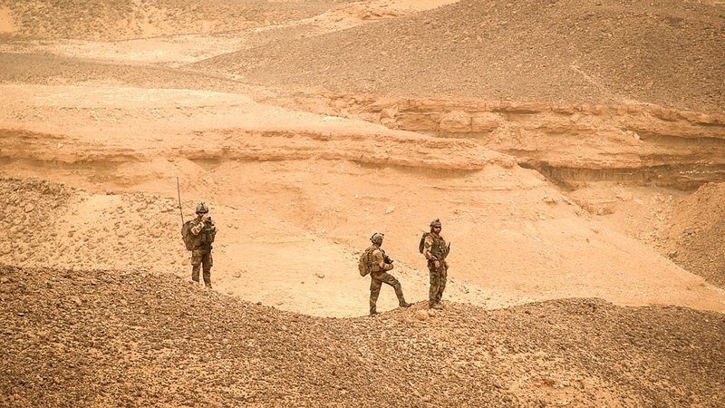 Direkte Feindberührungen haben die französischen Einheiten sehr selten. Die Djihadisten haben ihre Basis hinter die Grenze nach Libyen verlegt. Libyen ist nach dem Sturz Gaddafis zum Sammelbecken für Islamisten geworden. – Bild: ZDF und Ralf Klingelhöfer