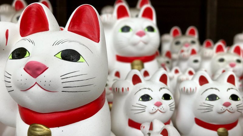 Glück in der Liebe, Glück im Spiel, Glück beim Geschäft: Die Maneki-neko, japanisch für „winkende Katze“, winkt für die Japaner bis zur totalen Erschöpfung. Und wir wissen warum. – Bild: phoenix/​NDR/​Uwe Schwering