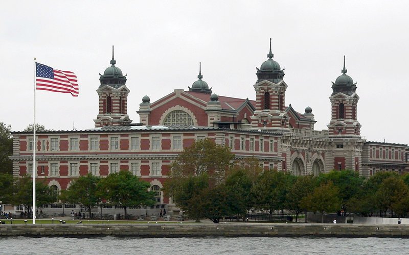 Seit 1990 ist Ellis Island als Museum zur Geschichte der Einwanderung in die Vereinigten Staaten für die Öffentlichkeit zugänglich. Hier das Museumsgebäude vom Wasser aus gesehen – Bild: ARTE France