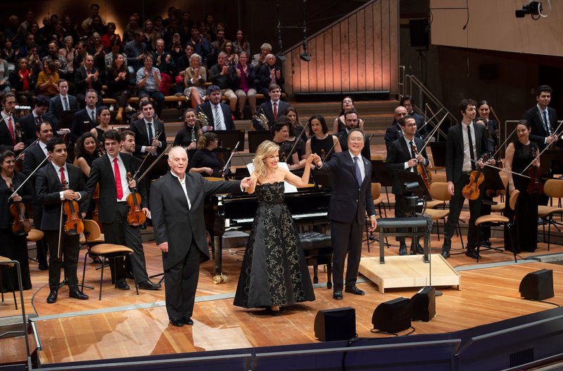 Ludwig van Beethoven: Tripelkonzert – Bild: Monika Rittershaus /​ Daniel Barenboim (li.), Anne-Sophie Mutter und Yo-Yo Ma (re.) mit dem West-Eastern Divan Orchestra in der Berliner Philharmonie