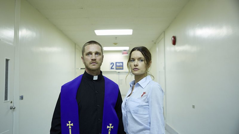 Father John Barrow (Devon Sawa), Dr. Laurie Hawthorne (Gina Holden) – Bild: WT Canada Productions Inc.