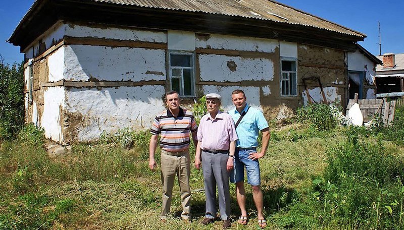Eine deutschrussische Familie auf Spurensuche: Sohn, Vater und Opa Meier besuchen gemeinsam das ehemalige Haus der Familie in Dreispitz an der Wolga. – Bild: PHOENIX/​ZDF/​Bernd Reufels