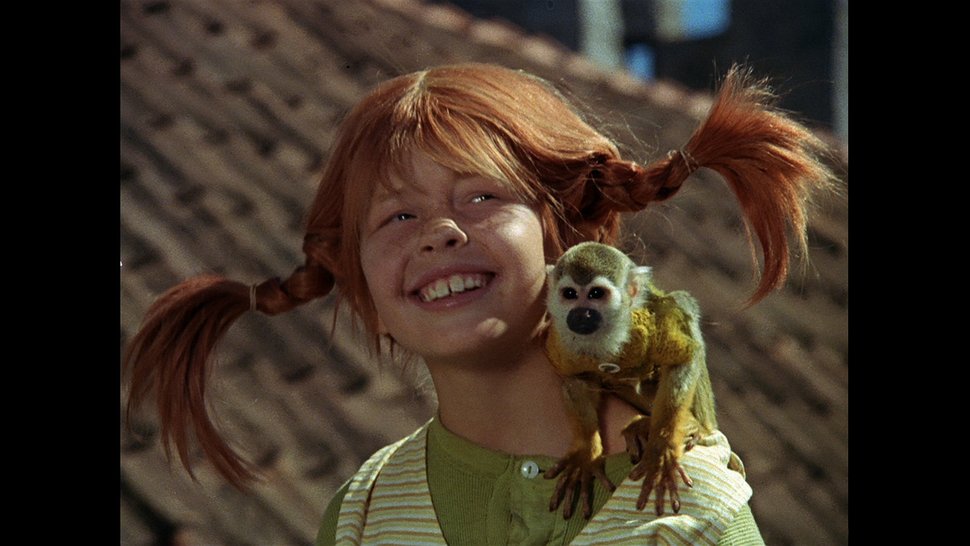 Pippi Langstrumpf (Inger Nilsson) und ihr Äffchen, „Herr Nilsson“, auf dem Weg in die Villa Kunterbunt. – Bild: ZDF und Studio 100 Media